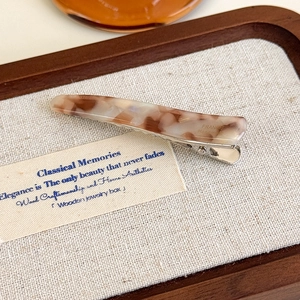 Détail de la gravure France Handmade sur la barrette en acétate couleur ambre