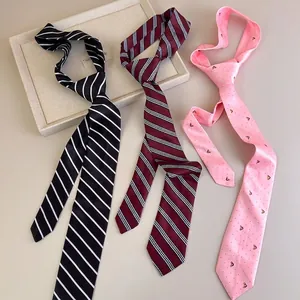 Set di tre cravatte sottili a righe e ricamate in rosa, nero e bordeaux di alta qualità