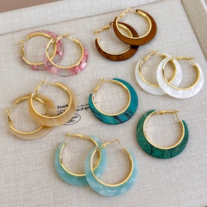 Chic C-shaped acetate earrings set in colorful marbled patterns and gold metal finish