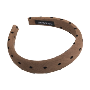 Serre-tête rembourré marron à pois noirs avec une texture en tissu fait main