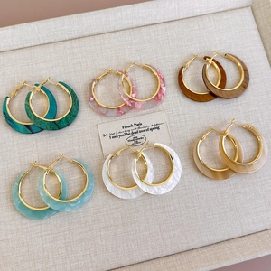 Chic resin acetate C-shaped earrings set with gold metal rings in various marble patterns