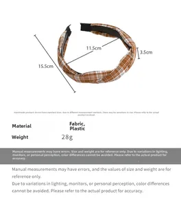 Détail d'un serre-tête à carreaux marron et blanc avec dimensions et poids de 28g