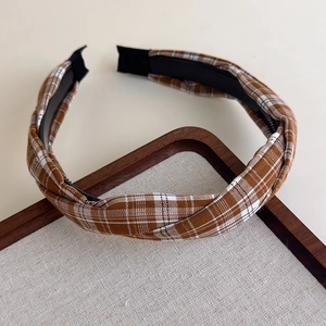 Détail du serre-tête vintage à carreaux marron avec design torsadé et doublure intérieure antidérapante