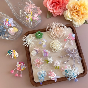 Gros plan détaillé de breloques en perles faites main avec motifs fleurs et papillons