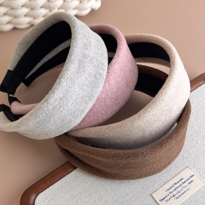 Detailed texture of thickened wool headband set in grey, pink, beige, and coffee brown colors