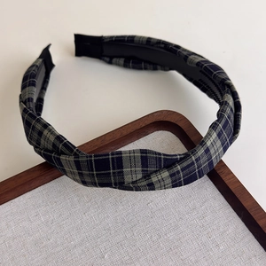 Détail du bandeau vintage à carreaux avec tissu torsadé et dents de maintien internes