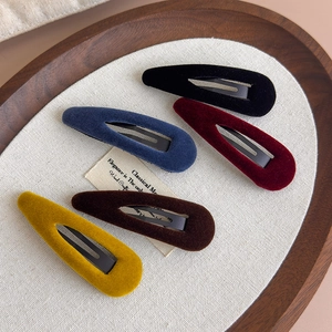 Lot de 5 barrettes en velours rétro aux couleurs d'automne sur un plateau en bois