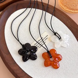 Collier Pendentif Fleur en Résine Transparente Design de Niche Ras du Cou Minimaliste Cordon Noir Réglable Bijoux de Mode Femme