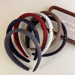 Serre-têtes minimalistes en tissu rayé avec étiquettes dorées en plusieurs couleurs