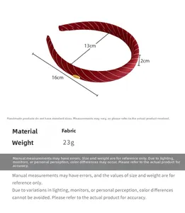 Détail d'un serre-tête en tissu rayé bordeaux avec logo doré, largeur de 2 cm