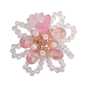 Bijou de chaussure fleur rose en perles avec perles factices et cristaux sur fond blanc
