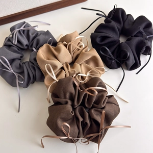 Braune Stoff-Haargummis mit Schleifen in Grau, Khaki und Schwarz im Set für Damen