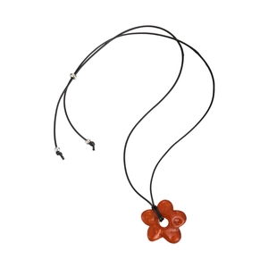 Collier fleur minimaliste avec cordon noir ajustable et pendentif en résine ambre translucide