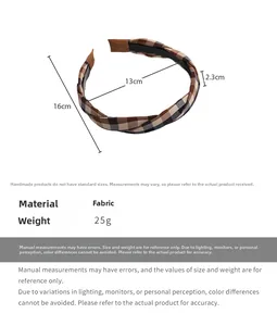 Detailansicht des braunen Karo-Haarreifs mit Maßen von 16 cm Länge und 2,3 cm Breite