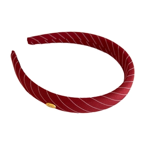 Serre-tête minimaliste en tissu rayé rouge foncé avec étiquette dorée faite main
