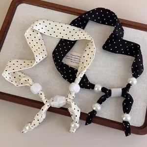 Collana foulard in seta a pois con eleganti ciondoli di perle in bianco e nero