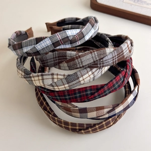 Plaid Twist Haarbänder in verschiedenen Farben auf beigem Grund, College-Stil Haarschmuck
