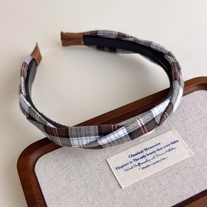 Detail der rutschfesten Innenseite und der Stoffenden dieses karierten Stirnbands