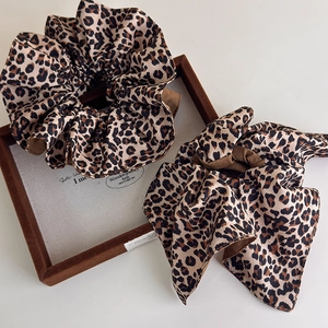 Ensemble chouchou léopard marron et élastique à nœud élégant dans un présentoir