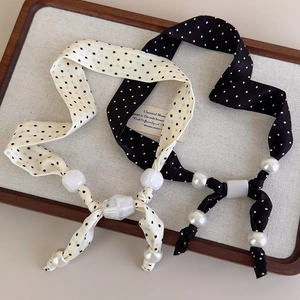 Collana in tessuto a pois con grandi perle e dettagli di perline in nero e bianco
