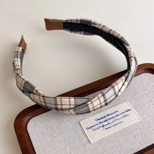 Nahaufnahme des Vintage-Karo-Haarreifens mit Knotendesign und rutschfesten Zähnen