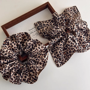Ensemble de chouchous léopard marron en soie avec grand nœud pour des coiffures élégantes
