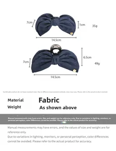 Vue détaillée de la pince à cheveux noeud en denim bleu foncé montrant la texture du tissu