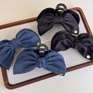 Pinces à cheveux rétro en denim et satin noir avec logo doré pour femmes élégantes