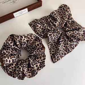 Détails du chouchou en satin à motif léopard avec ruban assorti pour les cheveux