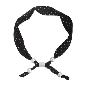 Collana foulard in tessuto a pois con perle bianche e fibbia regolabile