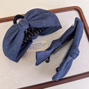Détails d'une pince à cheveux et d'un clip banane en denim bleu marine faits à la main