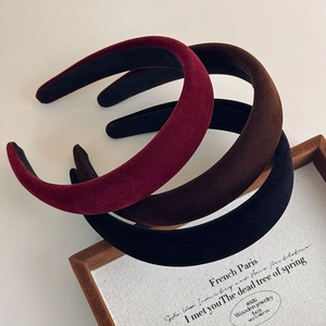 Detailed view of three velvet headbands in burgundy, brown and black for a vintage style