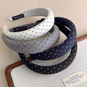 Set di cerchietti imbottiti a pois in bianco grigio blu scuro e nero su vassoio