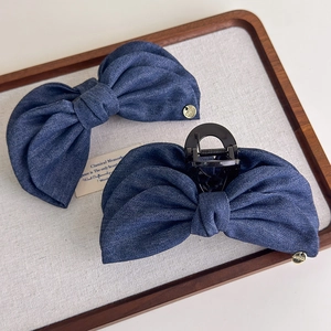 Pince à cheveux à nœud en denim bleu avec grand design plissé et breloque en métal doré