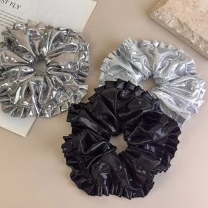 Lot de trois chouchous plissés laser métalliques en argent, noir et gris brillant