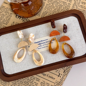 Vintage Maillard-style drop earrings with marble resin and amber tortoiseshell finish