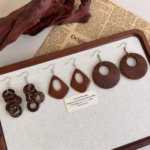 Vintage-Böhmen-Ohrringe-Set aus Holz mit Hohlreifen und ethnischen Anhängern