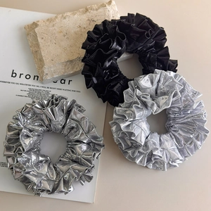 Set di 3 elastici per capelli oversize plissettati in argento metallizzato e nero