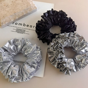 Set di elastici per capelli neri e argento metallizzato con design a pieghe
