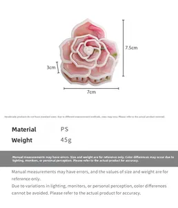 Dettaglio della molletta per capelli a camelia con misure 7,5x7cm e specifiche in PS