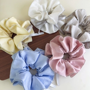 Set aus 5 pastellfarbenen Satin-Scrunchies mit Silberrand und eleganten Bändern