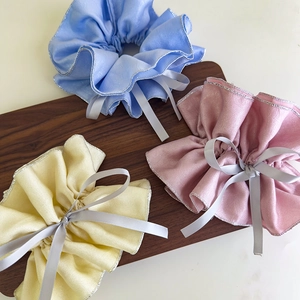 Detail von Seidensatin-Scrunchies in Blau, Rosa, Gelb mit Silberrand und Schleifenbändern
