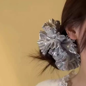 Scrunchie oversize argento metallizzato con trama a pieghe da donna su modella