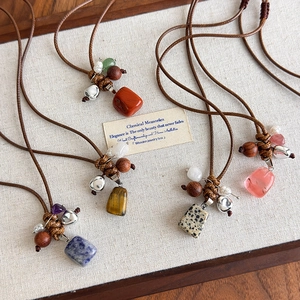 Collier ethnique rétro avec pendentif en pierre, perles en bois et cordon tressé réglable