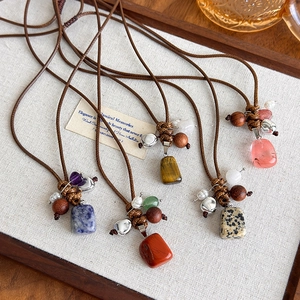 Collier pendentif ethnique en pierre avec perles en bois et cordon ciré ajustable femme