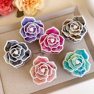 Mollette per capelli camelia in sei colori con texture marmorea e bordi ondulati