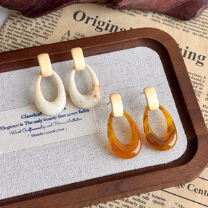 Orecchini vintage in resina avorio marmorizzato e ambra con dettagli in oro opaco