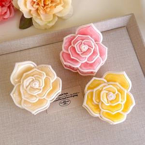 Dettagli dei fermagli per capelli a camelia 3D in resina rosa, bianca e gialla effetto marmo