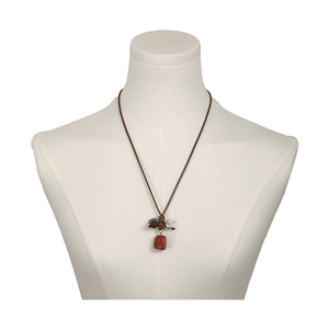 Sautoir ethnique vintage avec pendentif pierre marron, perles en bois et cordon en cuir