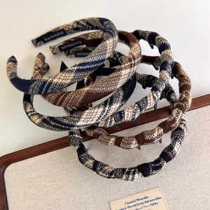 Close-up of handmade plaid headbands with twisted fabric texture and non-slip comb teeth